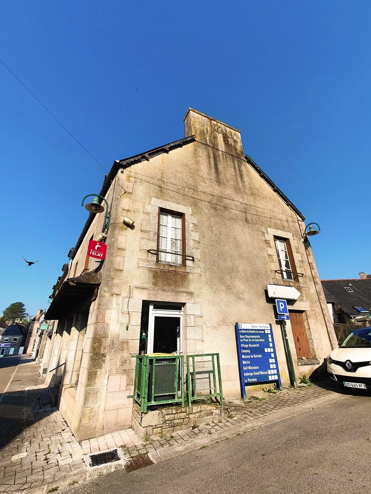 Immeuble mixte à Guerlédan avec habitation et local commercial à vendre 