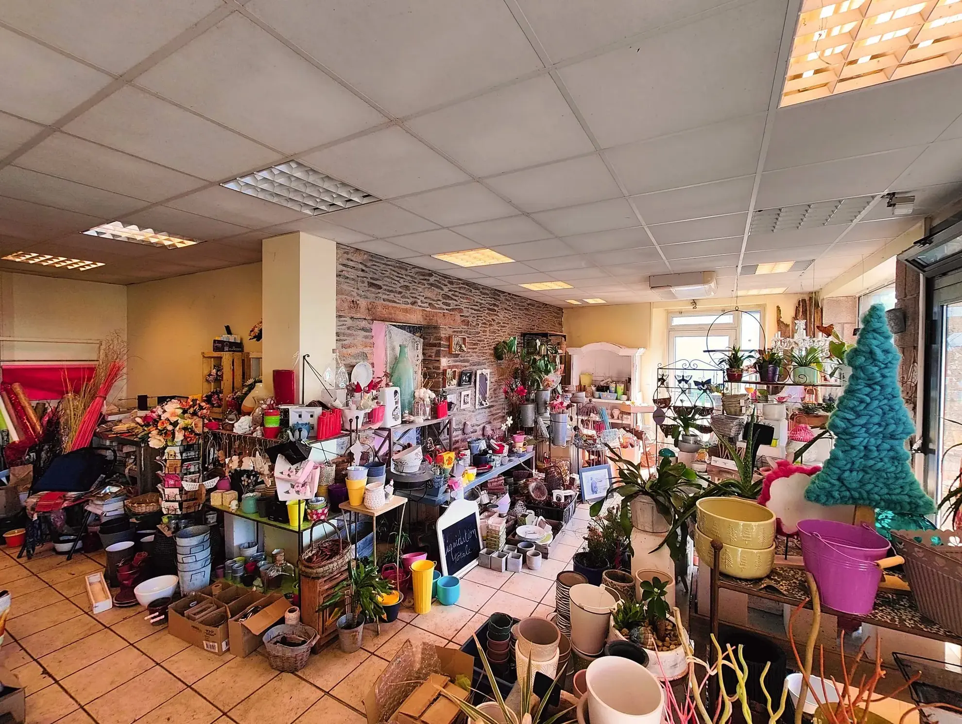 Immeuble mixte à Guerlédan avec habitation et local commercial à vendre 