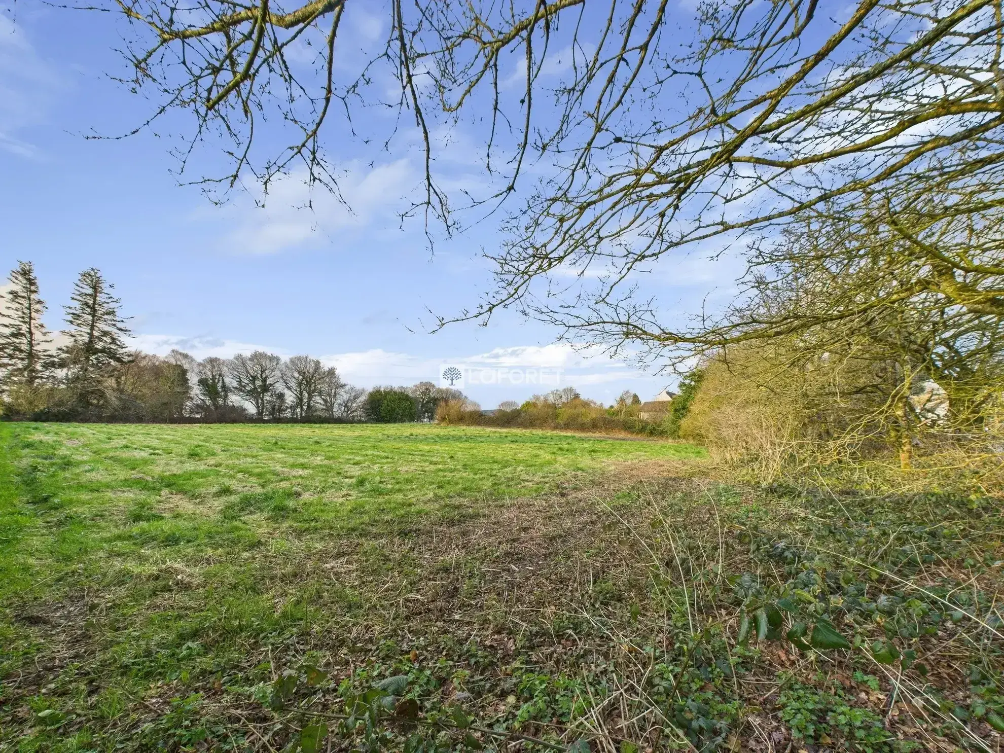 Terrain constructible de 2273 m² à Laz, proche du centre 