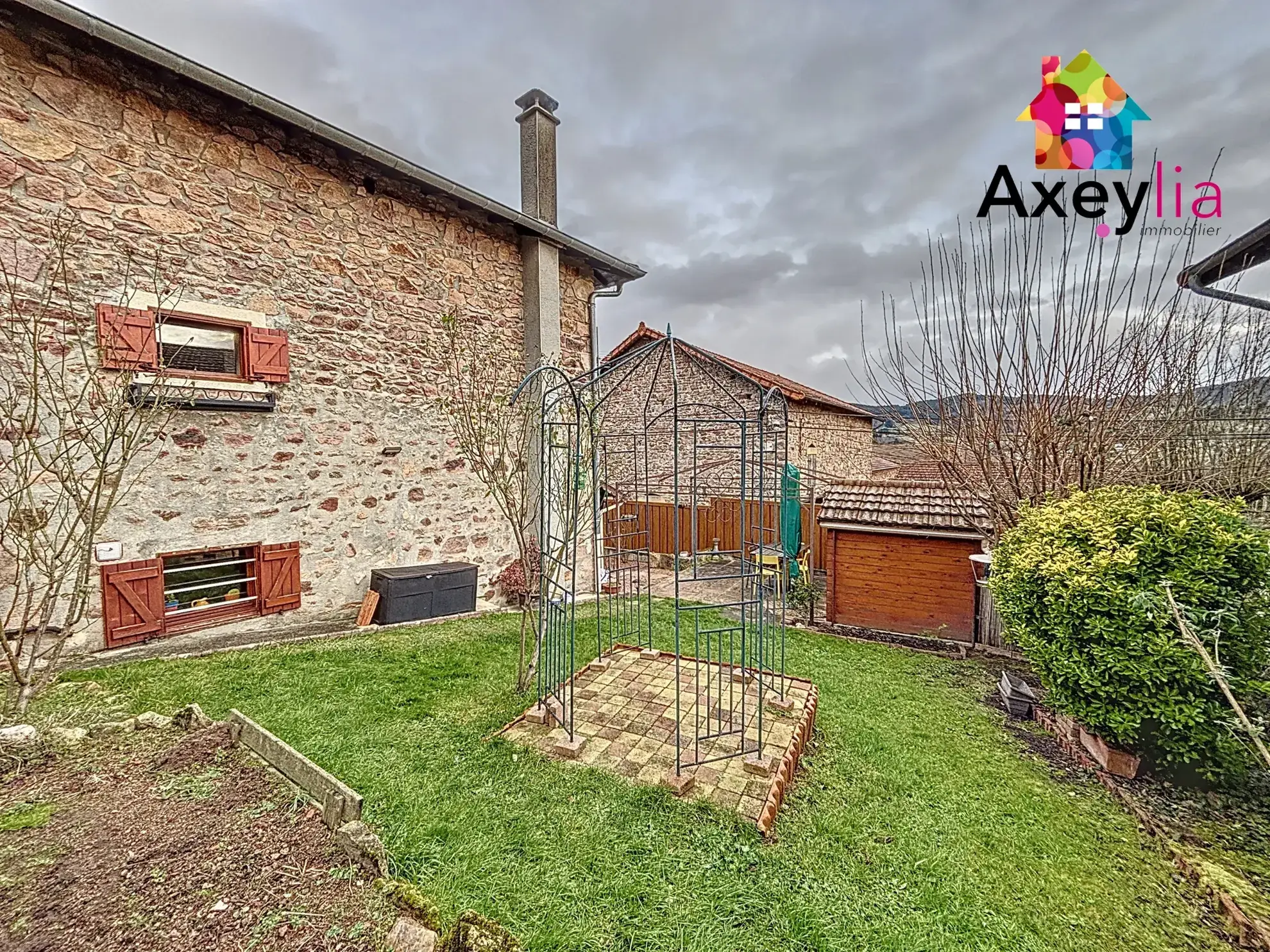 Maison en pierres à Chauffailles avec 3 chambres et terrain clos 