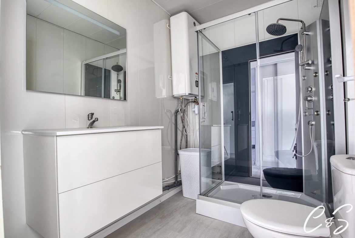 Charmant Appartement à Plonéour-Lanvern avec Luminosité et Poutres Apparentes 