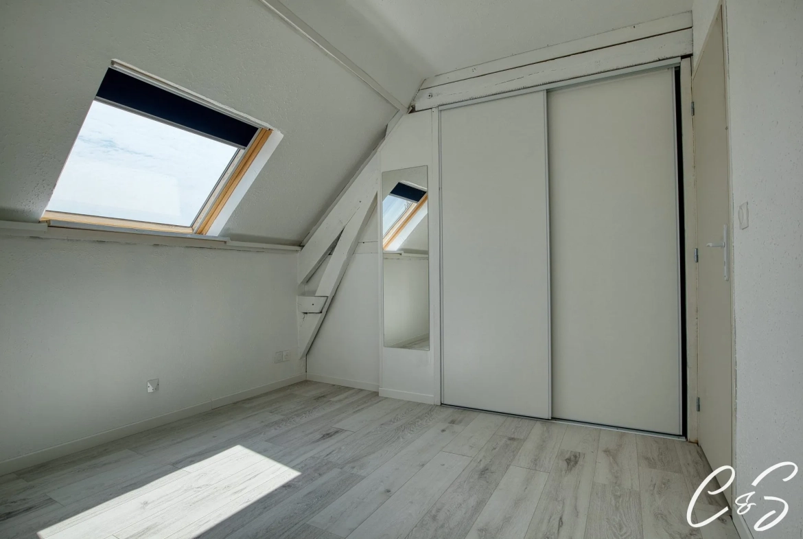 Charmant Appartement à Plonéour-Lanvern avec Luminosité et Poutres Apparentes 