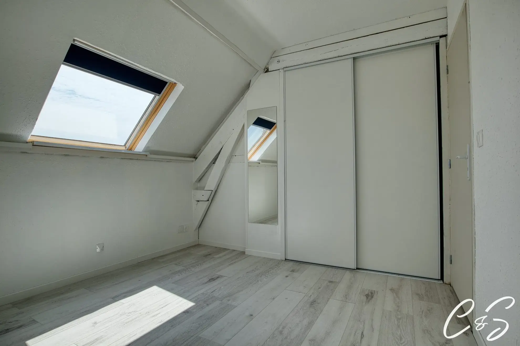 Charmant Appartement à Plonéour-Lanvern avec Luminosité et Poutres Apparentes 
