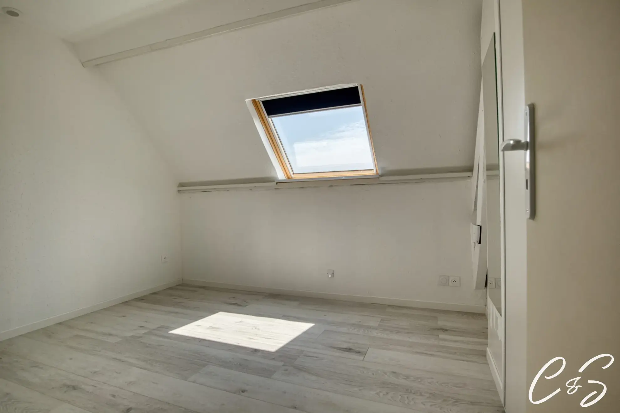 Charmant Appartement à Plonéour-Lanvern avec Luminosité et Poutres Apparentes 