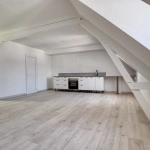 Charmant Appartement à Plonéour-Lanvern avec Luminosité et Poutres Apparentes