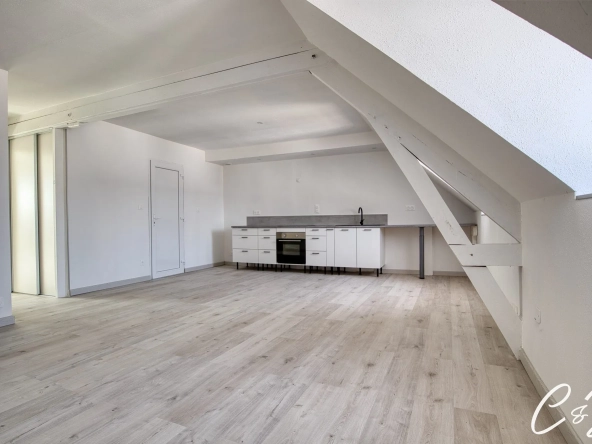 Charmant Appartement à Plonéour-Lanvern avec Luminosité et Poutres Apparentes