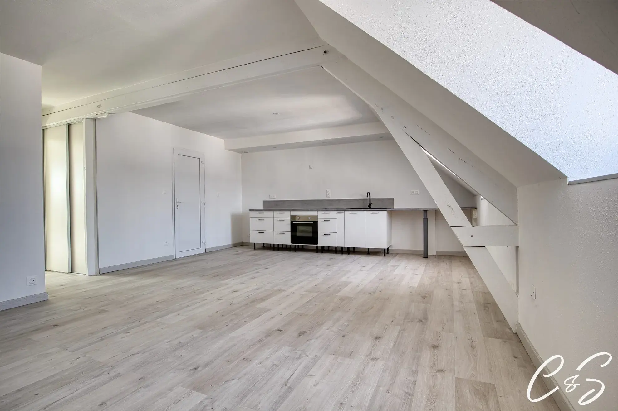 Charmant Appartement à Plonéour-Lanvern avec Luminosité et Poutres Apparentes 