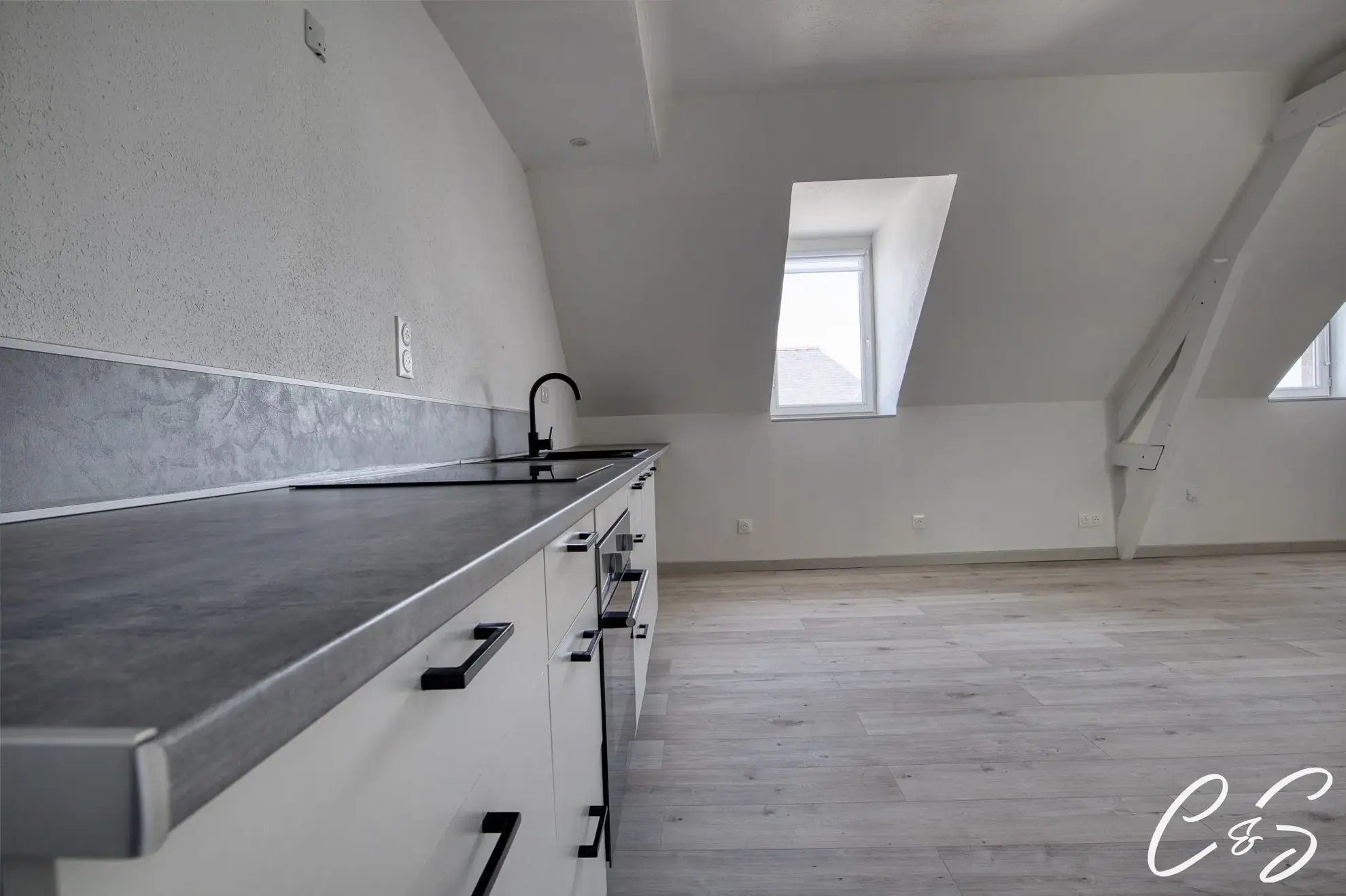 Charmant Appartement à Plonéour-Lanvern avec Luminosité et Poutres Apparentes 