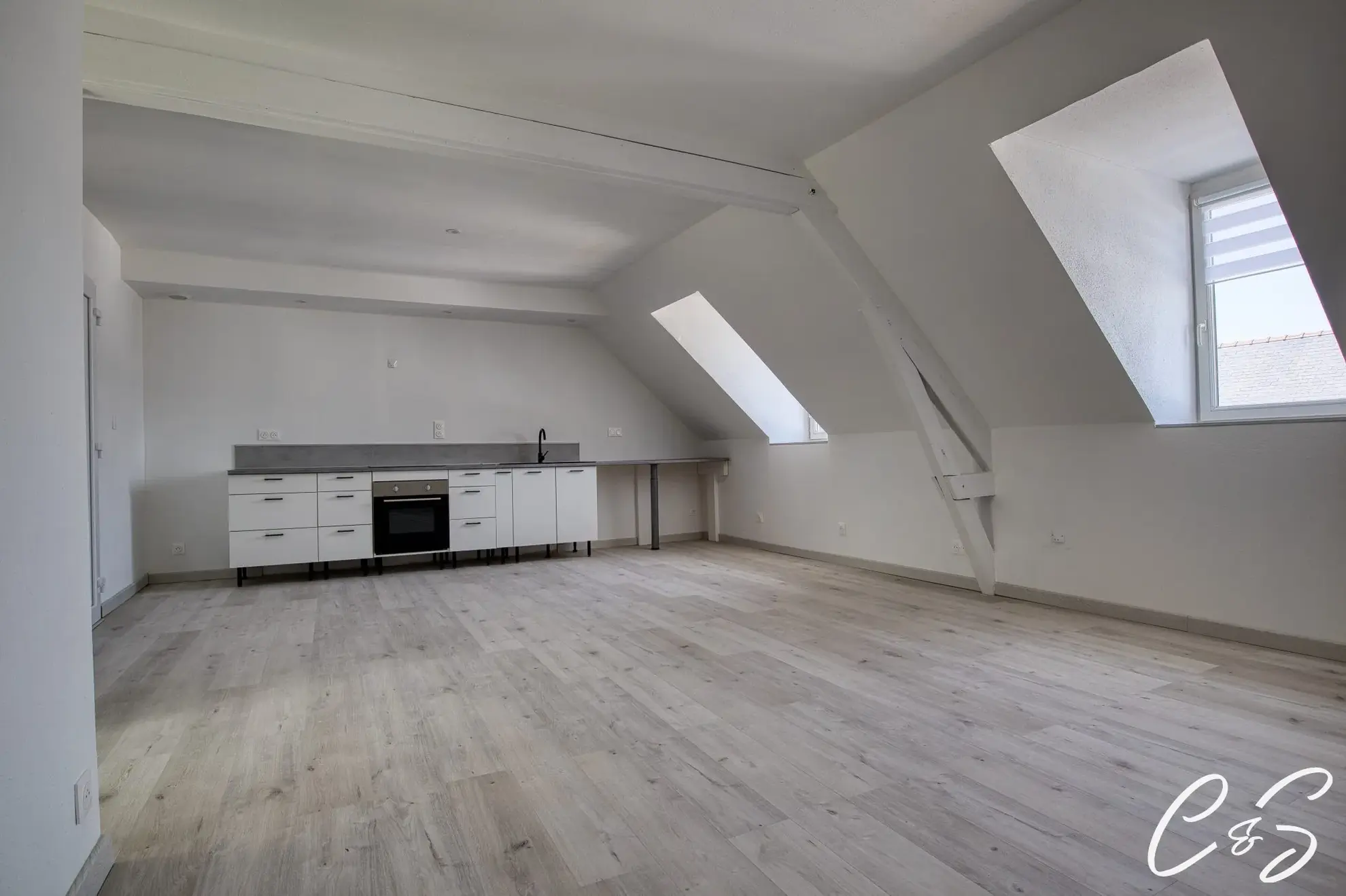 Charmant Appartement à Plonéour-Lanvern avec Luminosité et Poutres Apparentes 