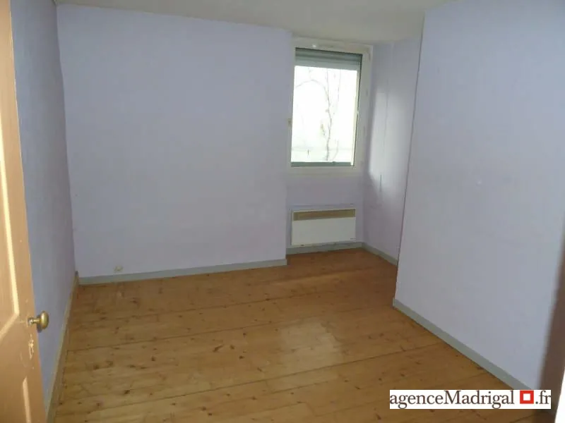 Appartement T2 à vendre à Voiron centre, idéal investisseur, faible charges, balcon, bon état 