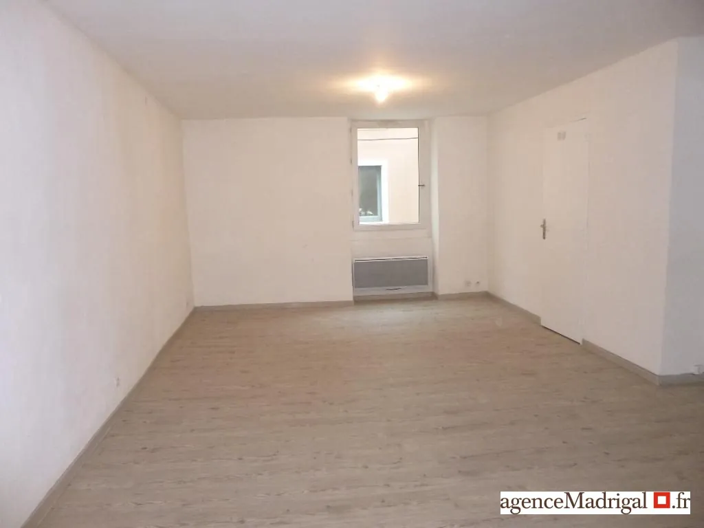 Appartement T2 à vendre à Voiron centre, idéal investisseur, faible charges, balcon, bon état 