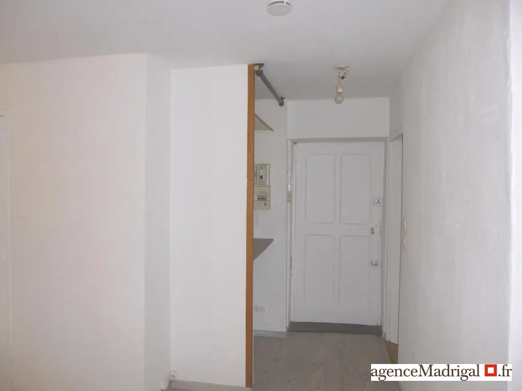 Appartement T2 à vendre à Voiron centre, idéal investisseur, faible charges, balcon, bon état 
