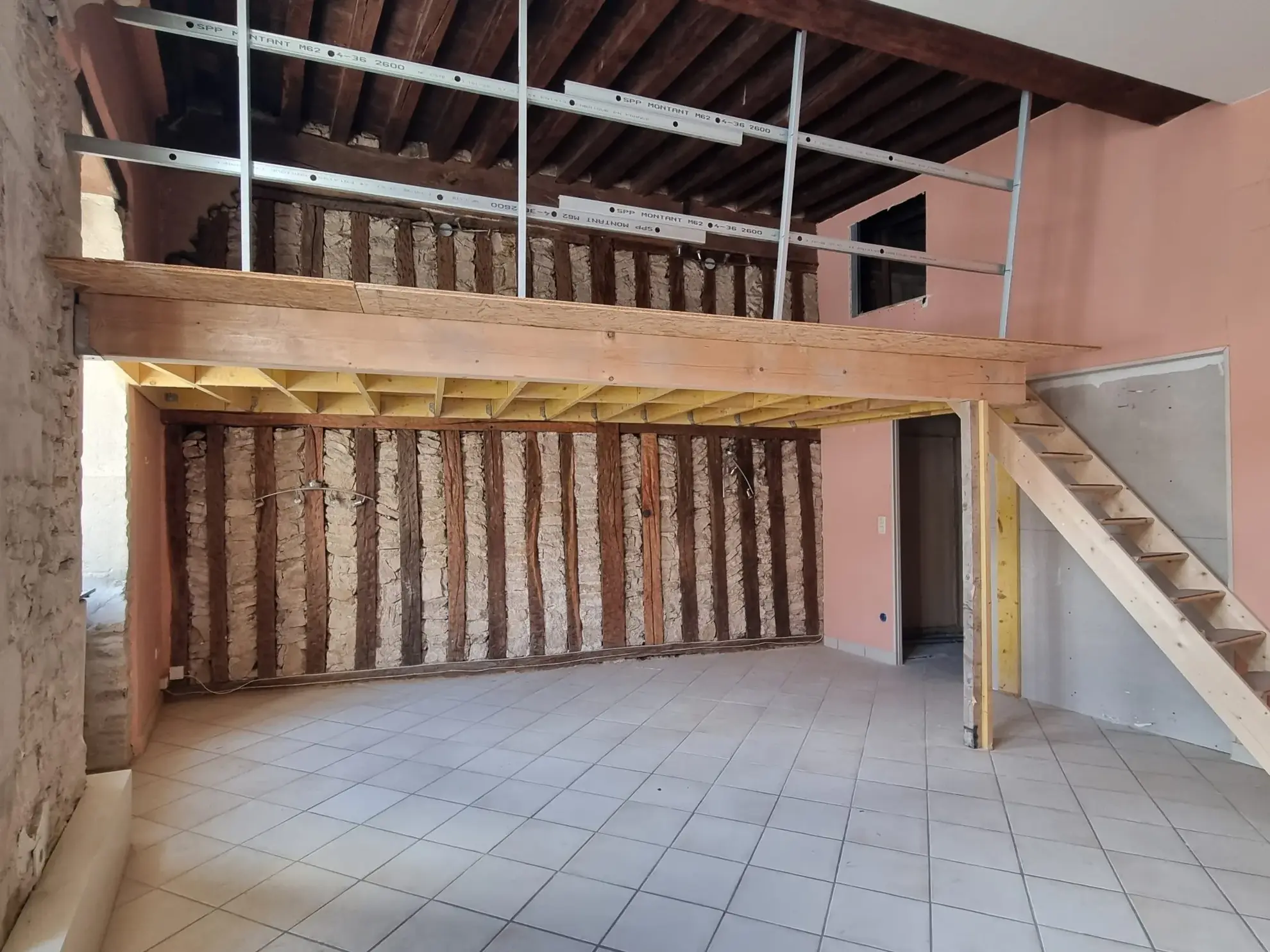 À vendre à Dijon : plateau de 60m² à aménager dans un immeuble ancien 