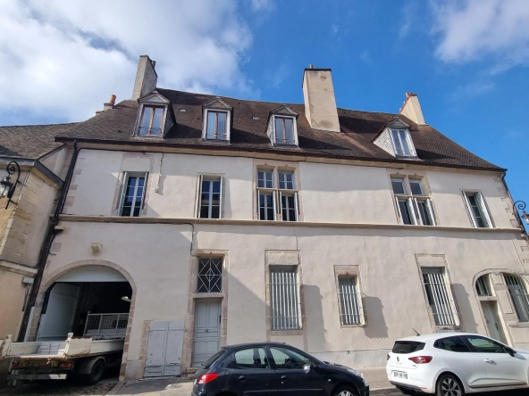 À vendre à Dijon : plateau de 60m² à aménager dans un immeuble ancien