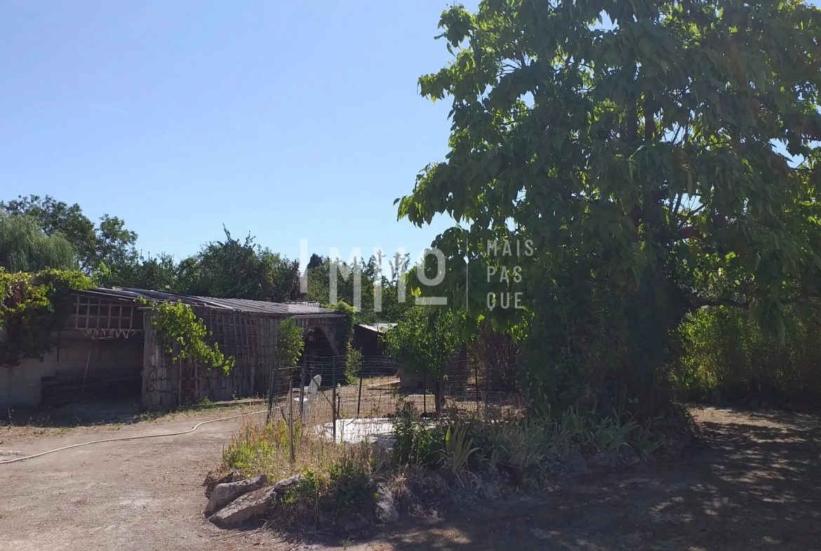 Maison mitoyenne à rénover avec jardin à Montoire-sur-le-Loir 