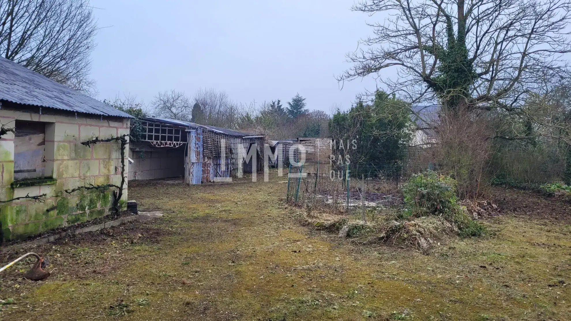 Maison mitoyenne à rénover avec jardin à Montoire-sur-le-Loir 