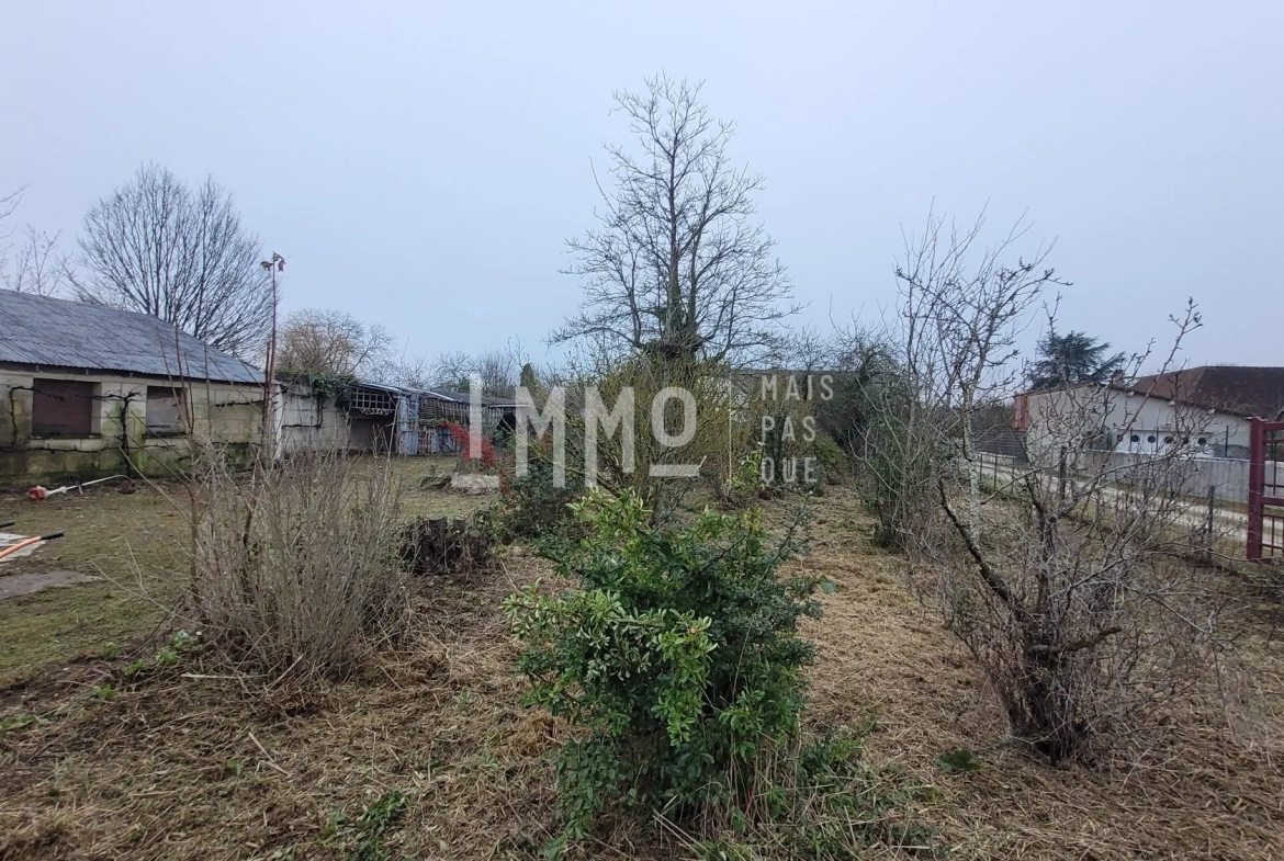 Maison mitoyenne à rénover avec jardin à Montoire-sur-le-Loir 