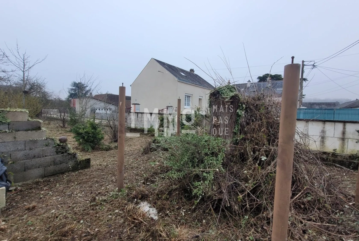 Maison mitoyenne à rénover avec jardin à Montoire-sur-le-Loir 
