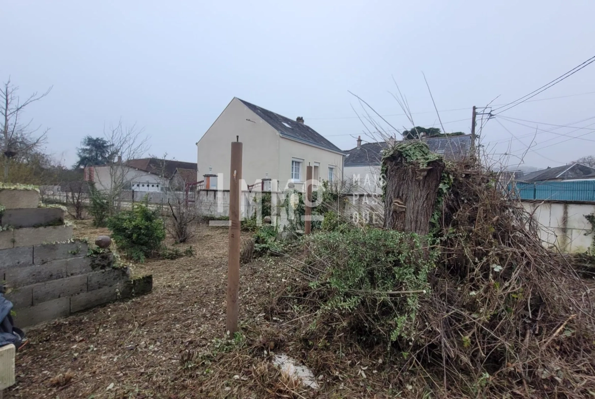 Maison mitoyenne à rénover avec jardin à Montoire-sur-le-Loir 