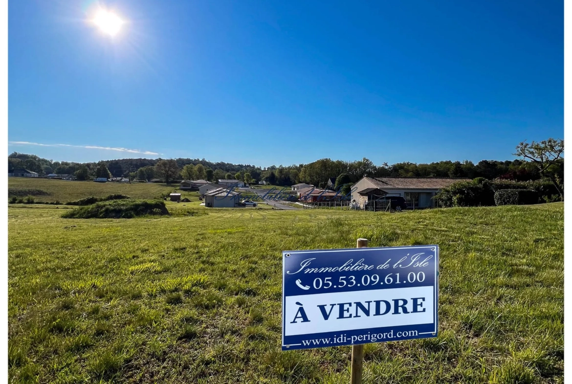 Terrain constructible viabilisé de 1544 m² à Champcevinel 