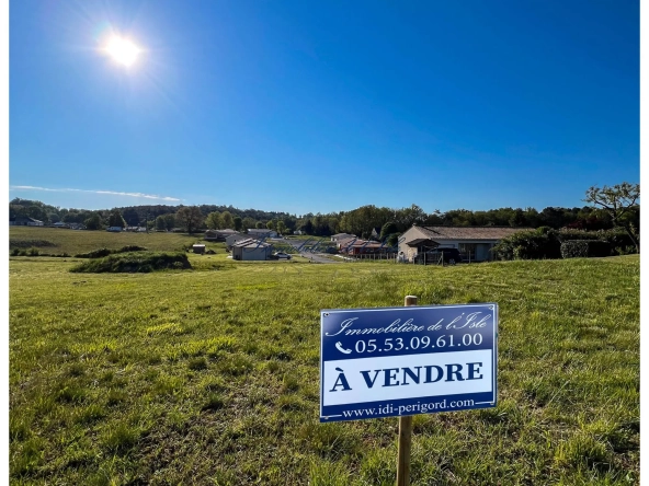 Terrain constructible viabilisé de 1544 m² à Champcevinel