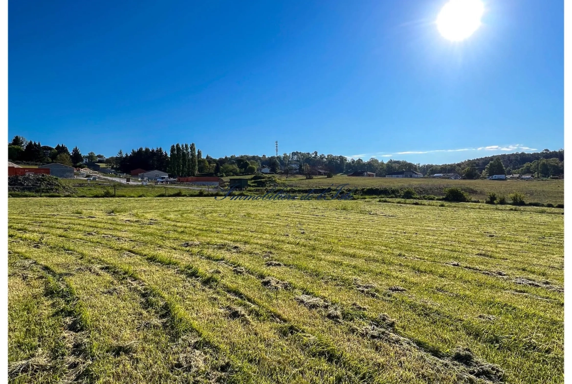 Terrain constructible viabilisé de 1544 m² à Champcevinel 