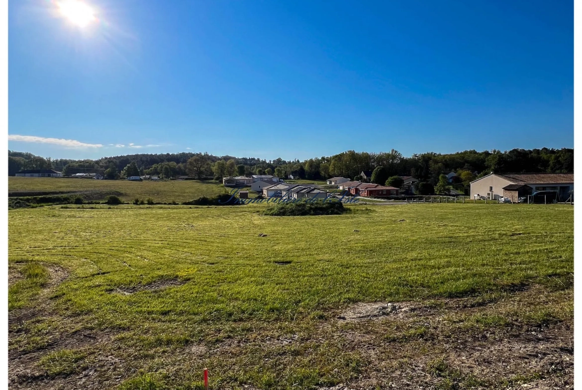 Terrain constructible viabilisé de 1544 m² à Champcevinel 