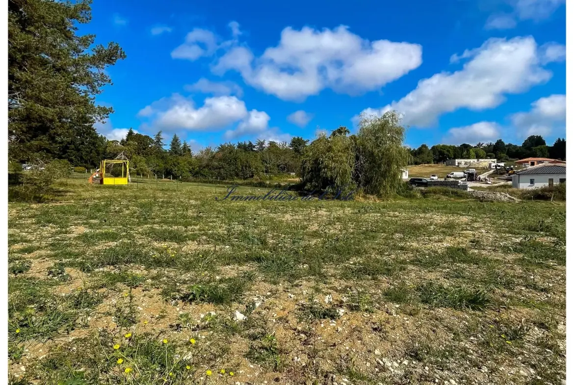 Terrain constructible viabilisé de 1544 m² à Champcevinel 