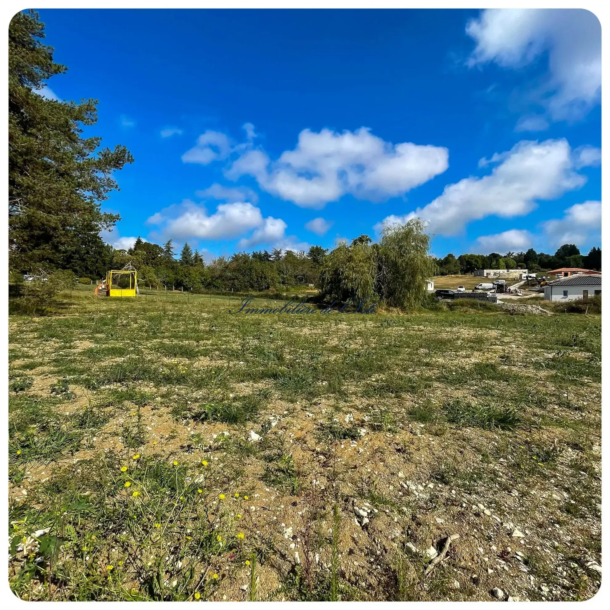 Terrain constructible viabilisé de 1544 m² à Champcevinel 
