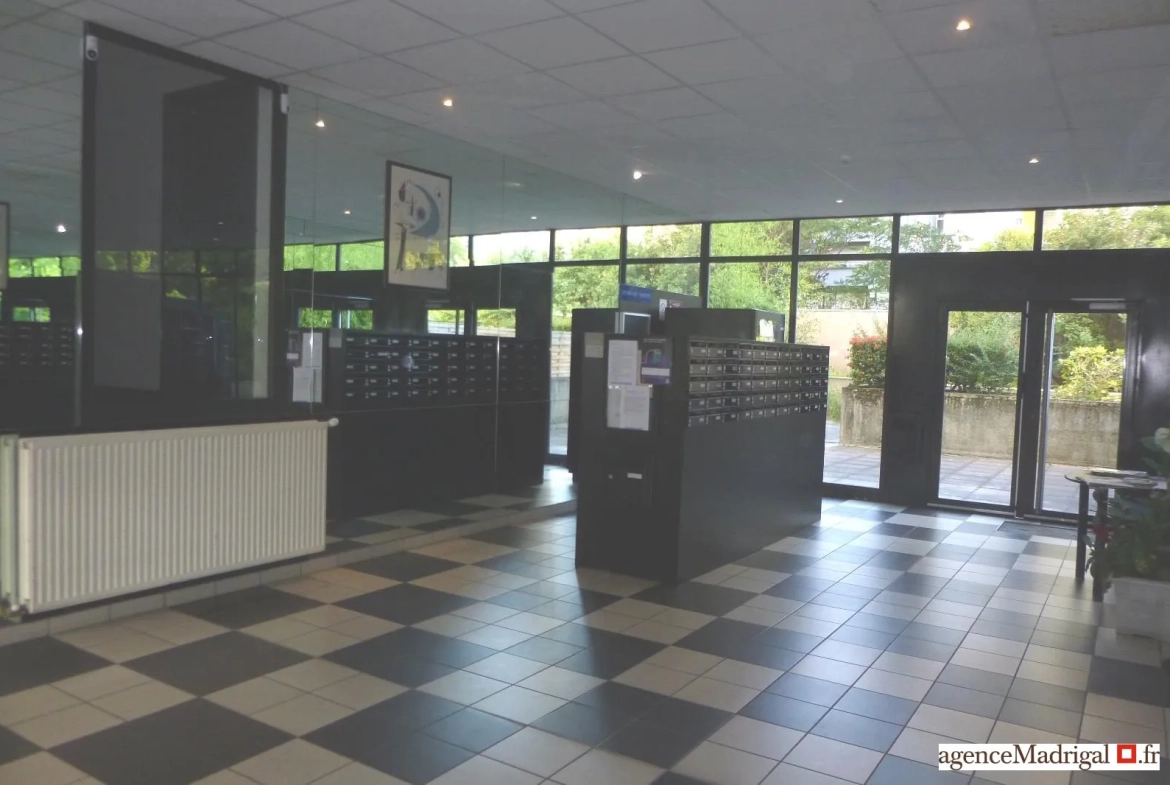 Studio à vendre à Voiron - Excellent état, bail commercial en cours, investissement LMNP 