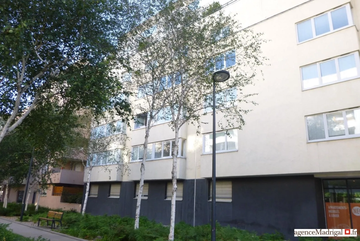 Studio à vendre à Voiron - Excellent état, bail commercial en cours, investissement LMNP 