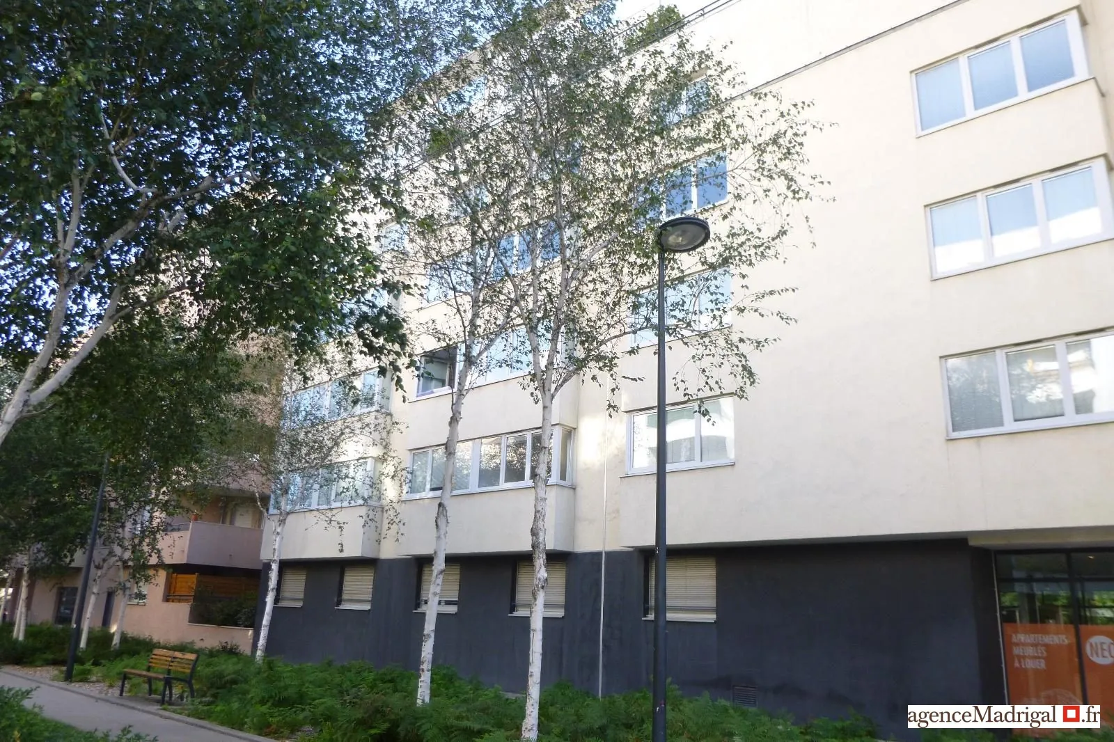 Studio à vendre à Voiron - Excellent état, bail commercial en cours, investissement LMNP 