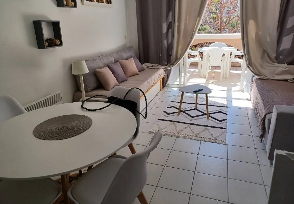 Studio meublé avec terrasse et piscine à Saint-Raphaël 