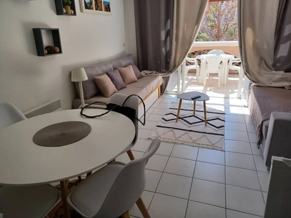 Studio meublé avec terrasse et piscine à Saint-Raphaël