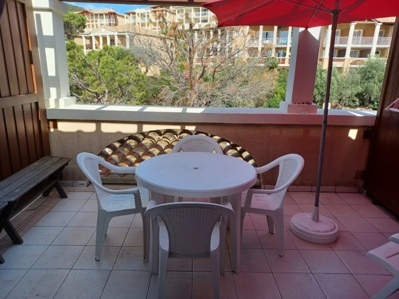 Studio meublé avec terrasse et piscine à Saint-Raphaël 