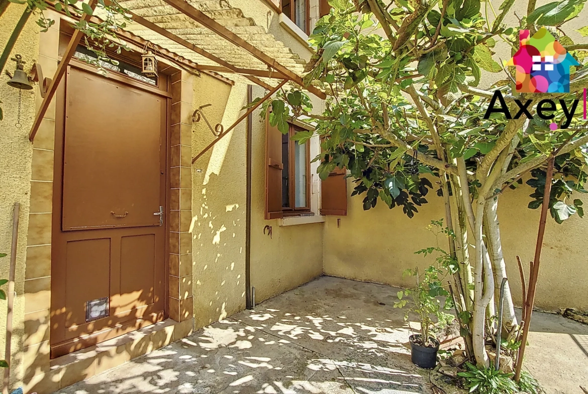 Maison à vendre à Saint-Denis-de-Cabanne proche Charlieu avec jardin et garage 