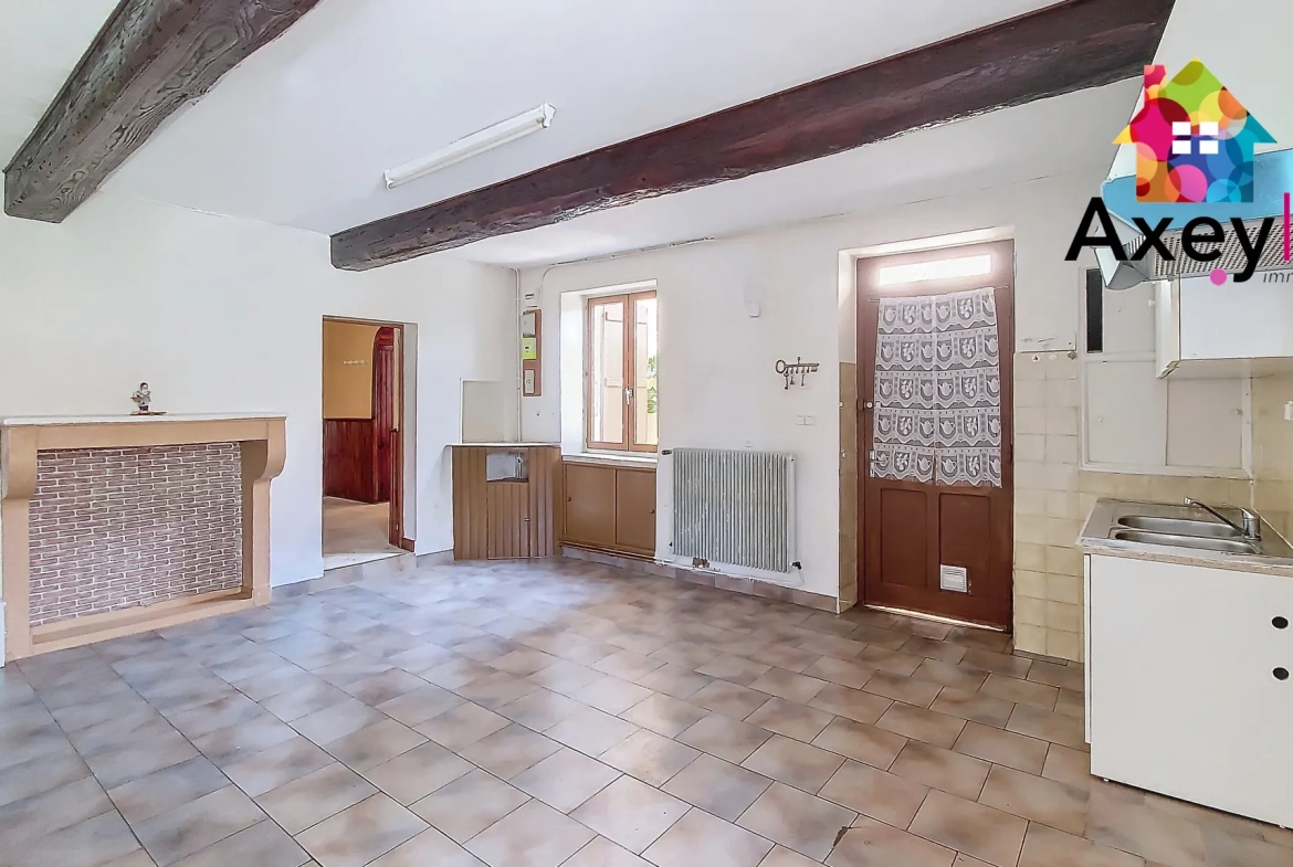 Maison à vendre à Saint-Denis-de-Cabanne proche Charlieu avec jardin et garage 