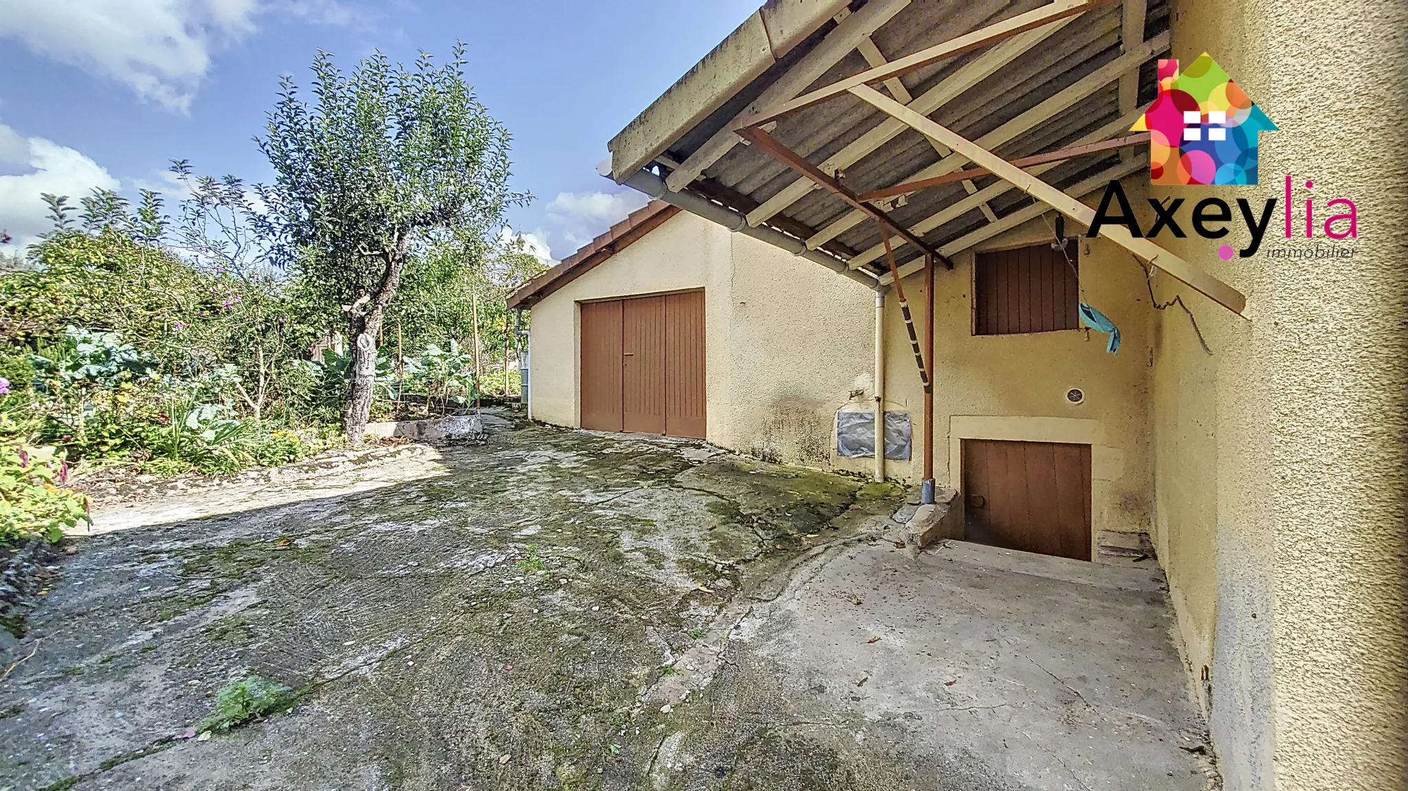 Maison à vendre à Saint-Denis-de-Cabanne proche Charlieu avec jardin et garage 