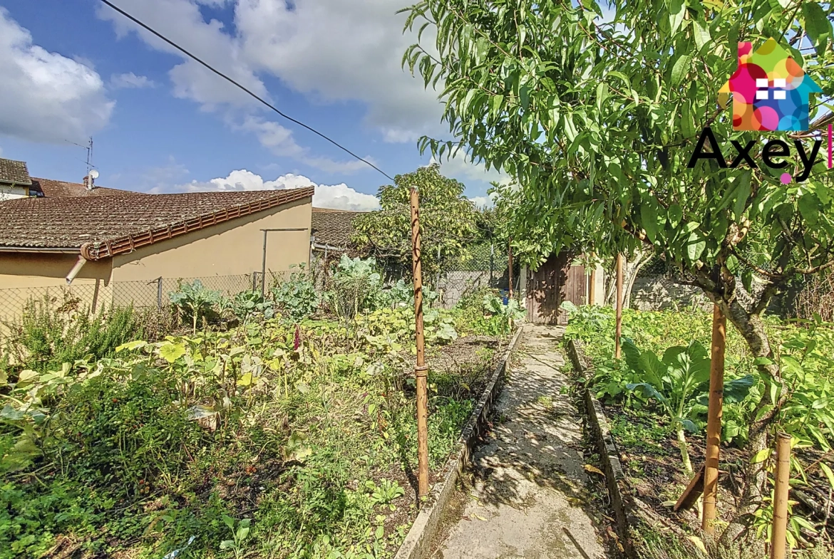 Maison à vendre à Saint-Denis-de-Cabanne proche Charlieu avec jardin et garage 
