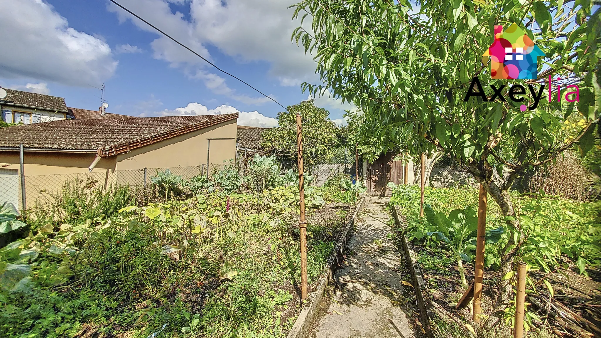Maison à vendre à Saint-Denis-de-Cabanne proche Charlieu avec jardin et garage 