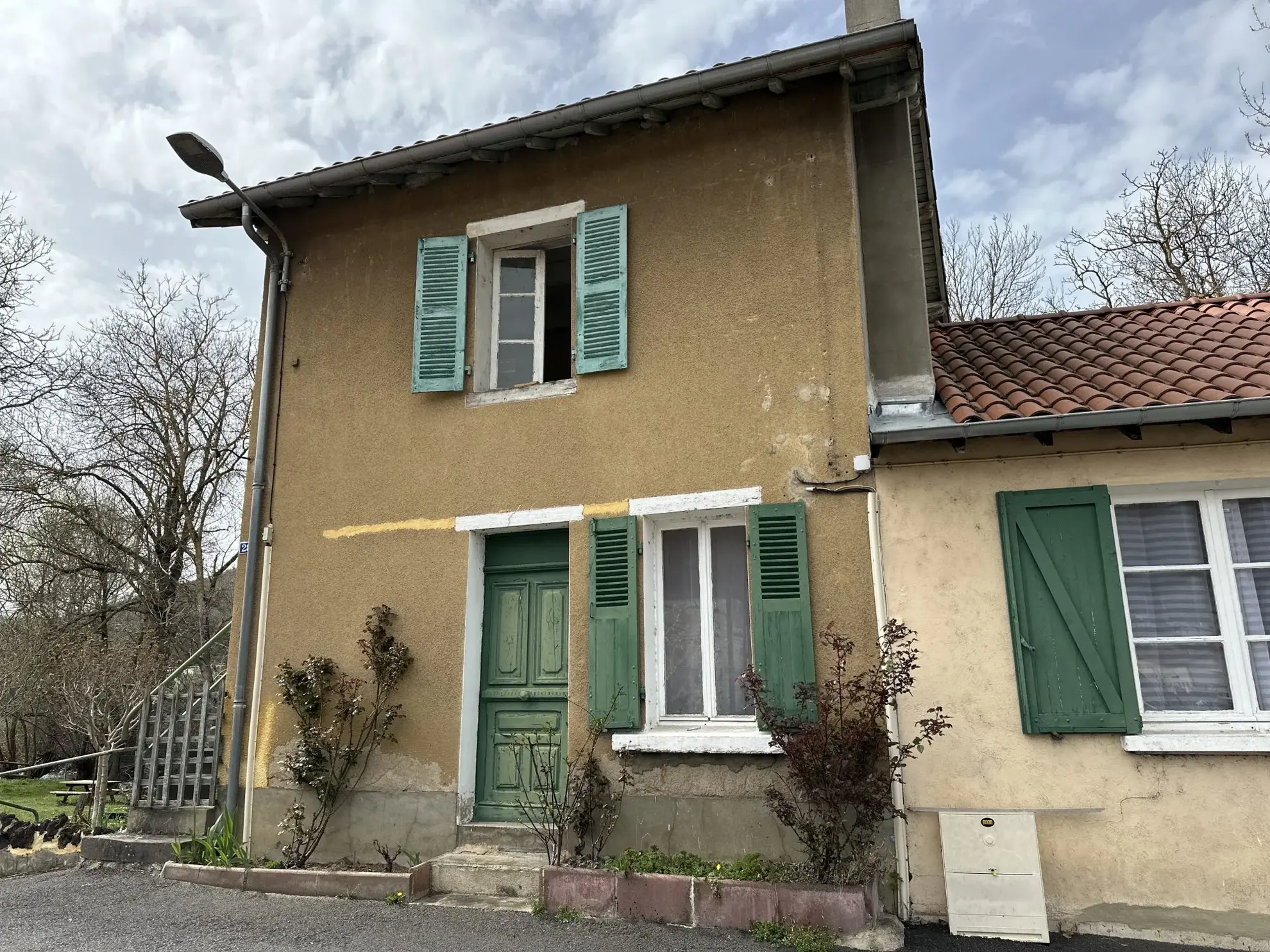 Vente maison à Massiac avec fort potentiel locatif sur grand terrain 