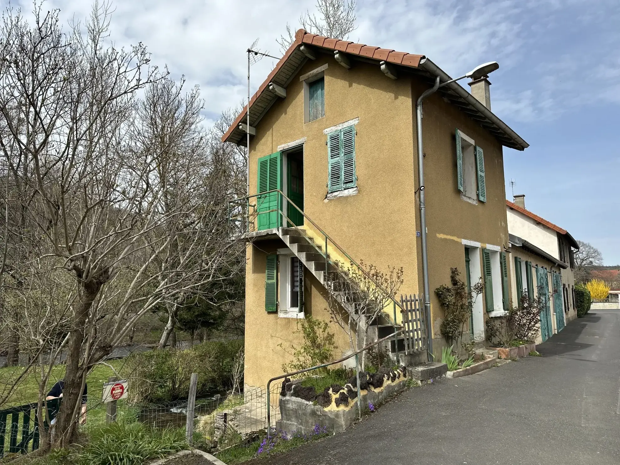 Vente maison à Massiac avec fort potentiel locatif sur grand terrain 