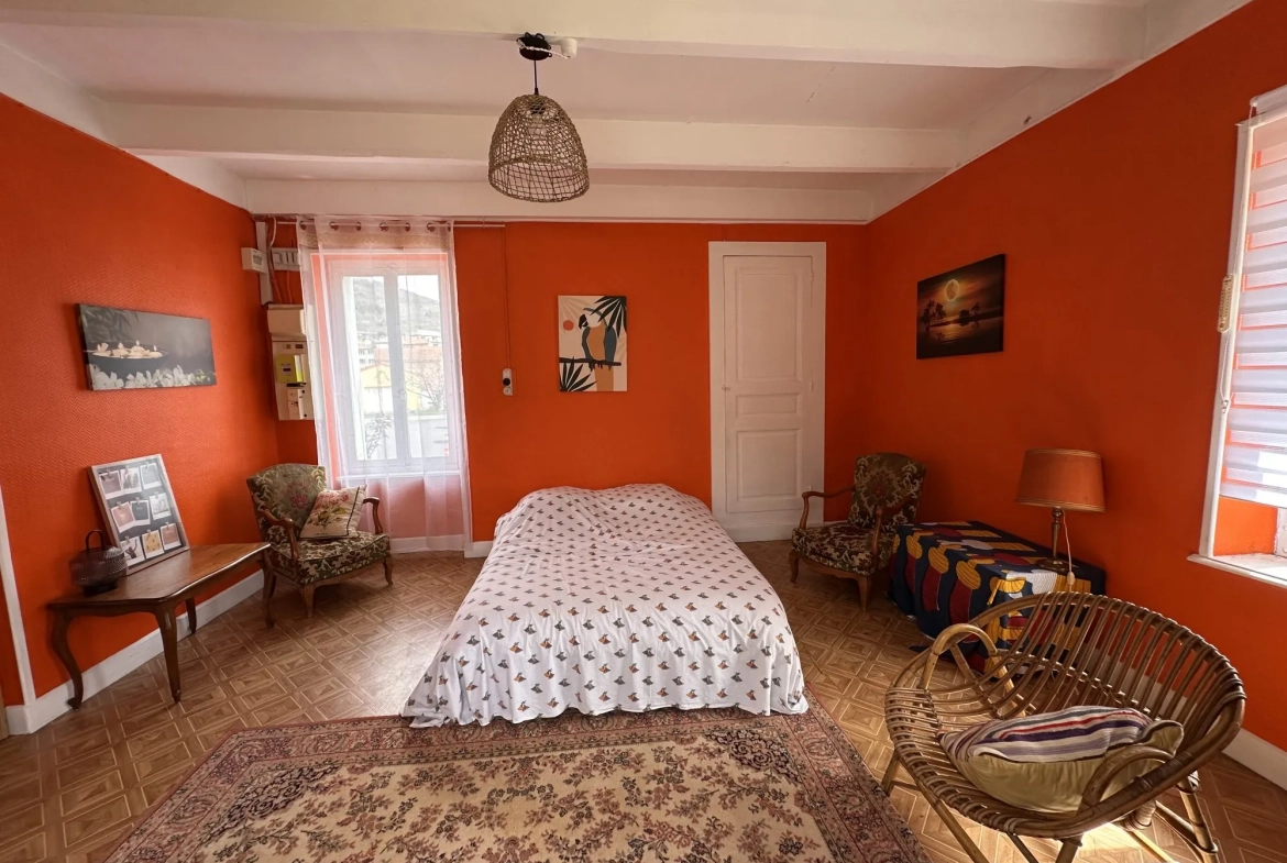 Vente maison à Massiac avec fort potentiel locatif sur grand terrain 