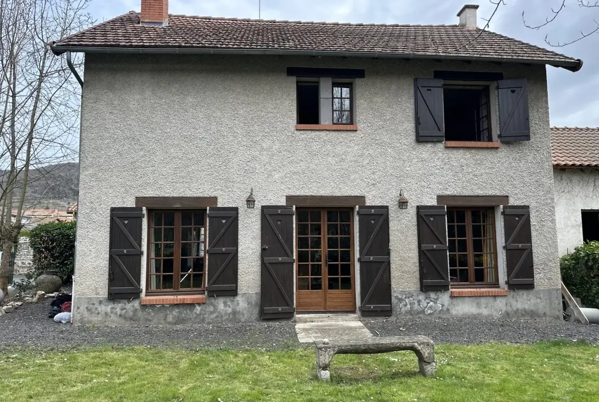 Vente maison à Massiac avec fort potentiel locatif sur grand terrain 