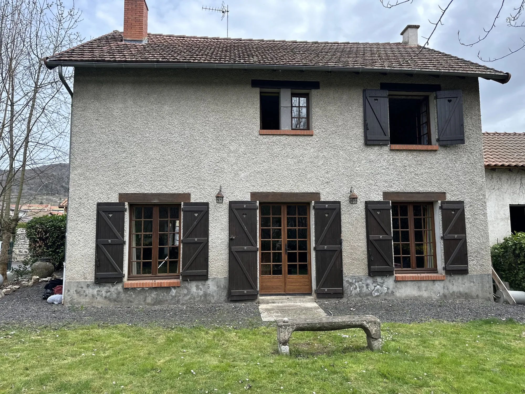 Vente maison à Massiac avec fort potentiel locatif sur grand terrain 