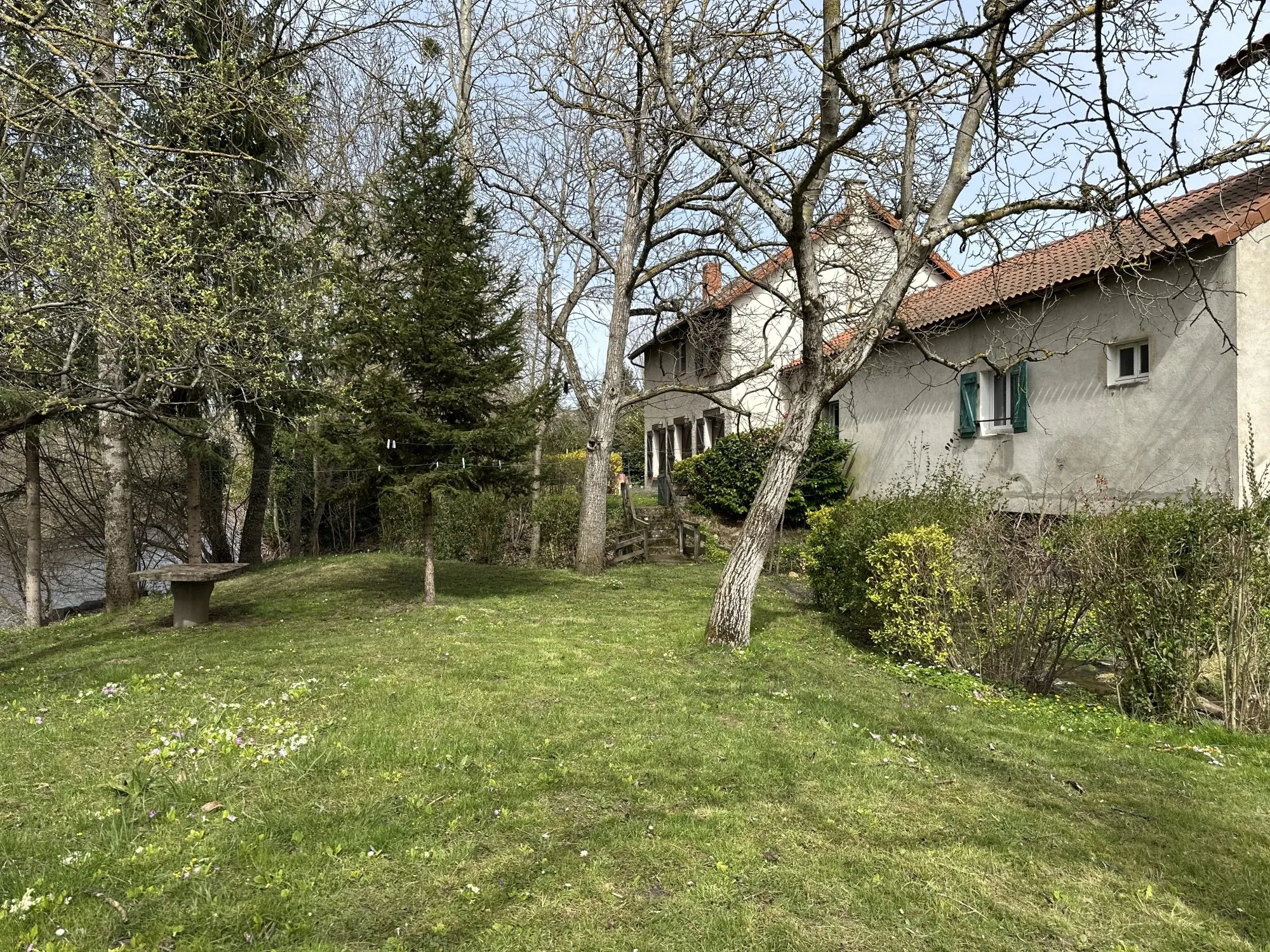 Vente maison à Massiac avec fort potentiel locatif sur grand terrain 