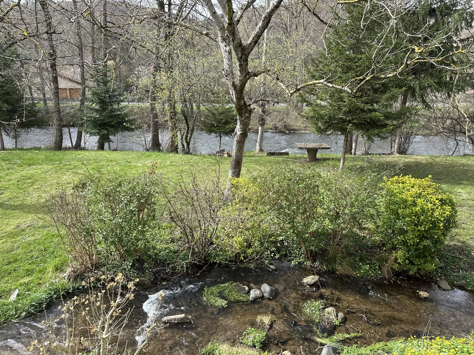 Vente maison à Massiac avec fort potentiel locatif sur grand terrain 