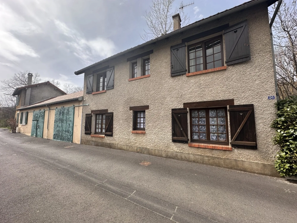 Vente maison à Massiac avec fort potentiel locatif sur grand terrain