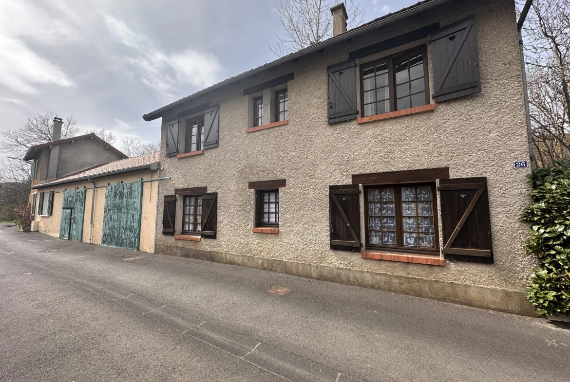 Vente maison à Massiac avec fort potentiel locatif sur grand terrain 