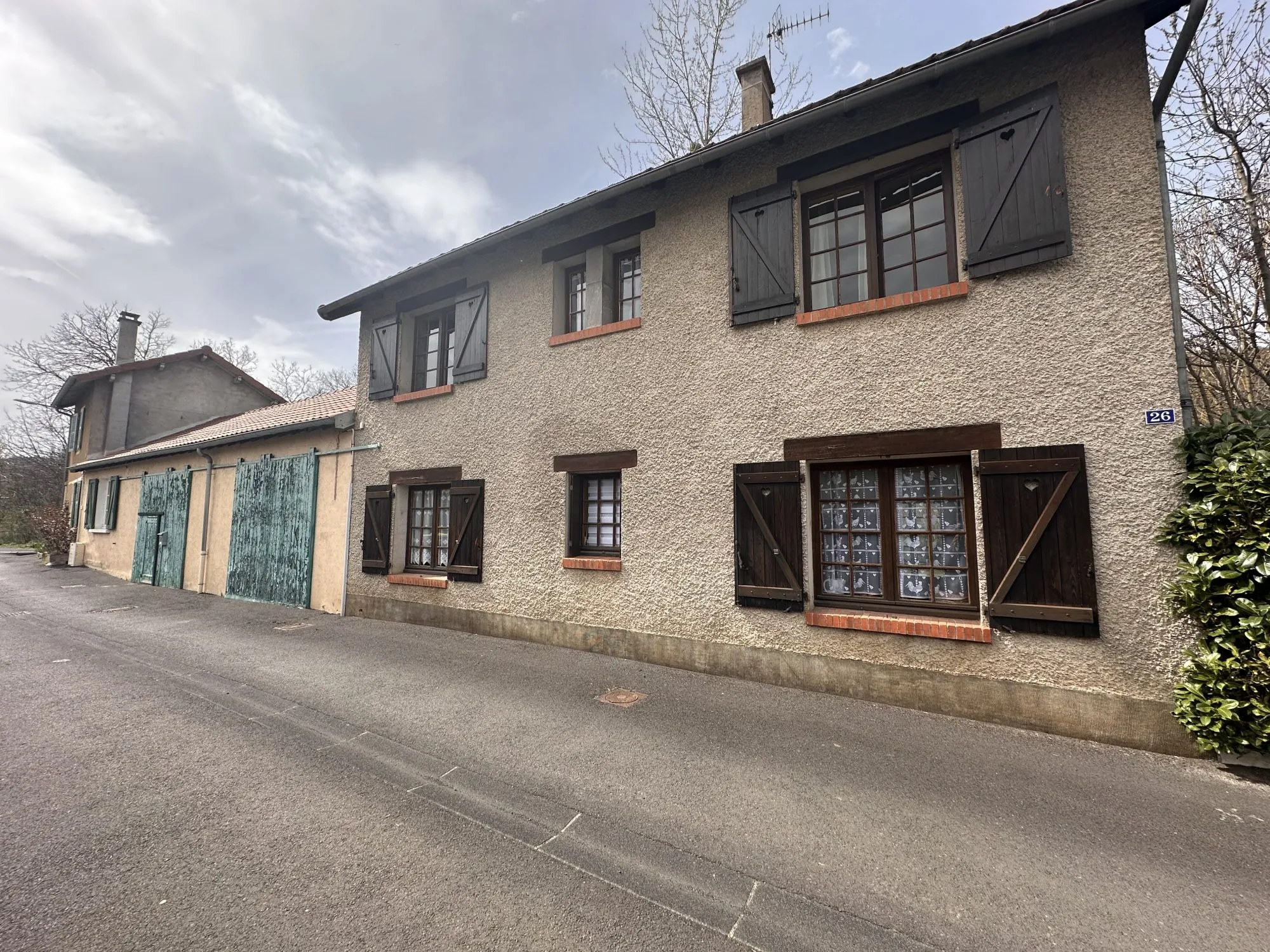 Vente maison à Massiac avec fort potentiel locatif sur grand terrain 